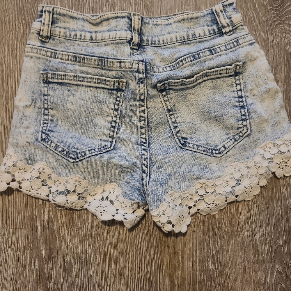 Size 2 Daisy Shorts - Picture 2 of 3